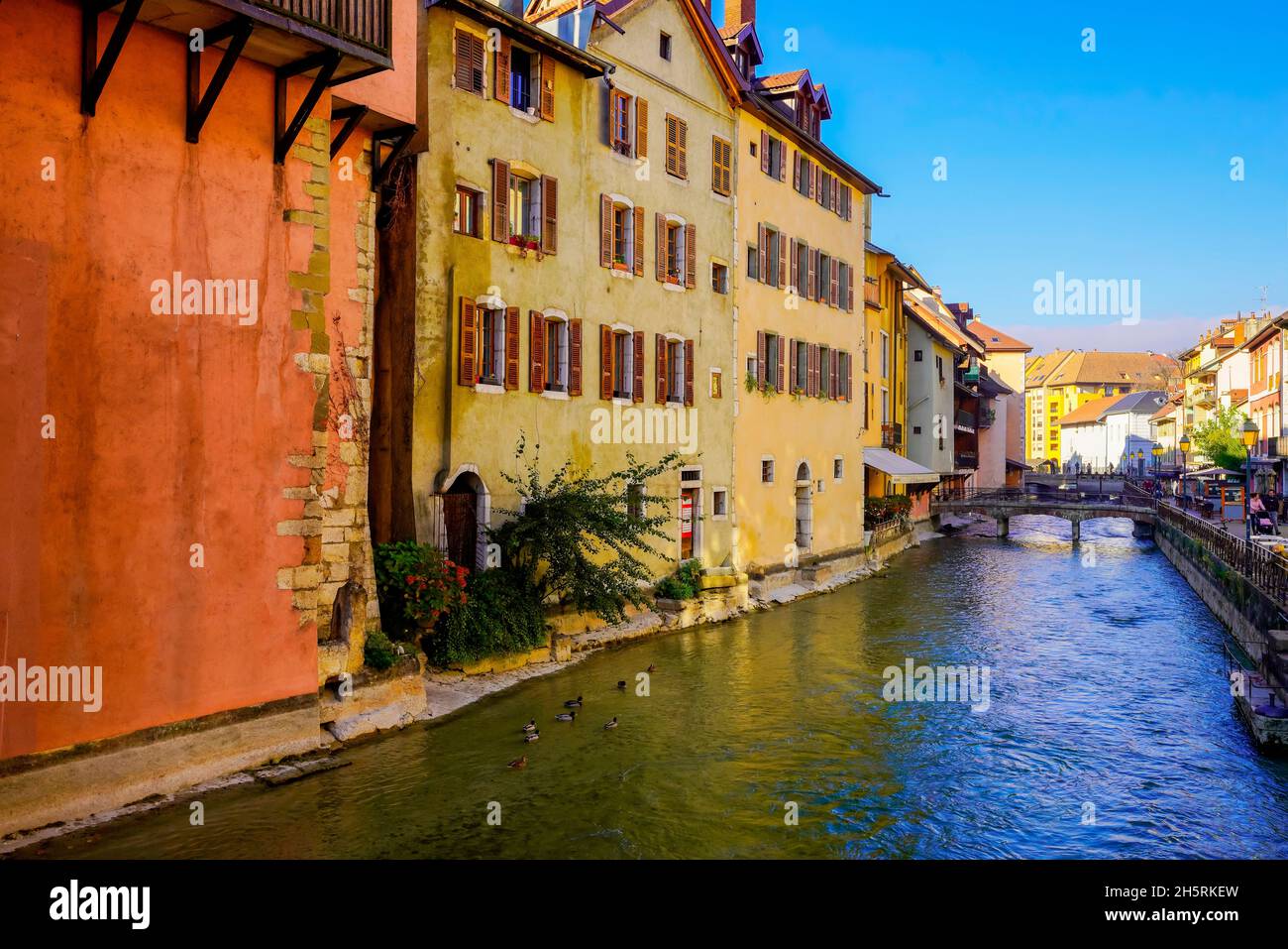 Vista del casco antiguo de Annecy. El departamento de Alta Saboya en la región de Auvernia-Rhône-Alpes de Francia. El Castillo toma la forma de un barco en el Thiou C Foto de stock