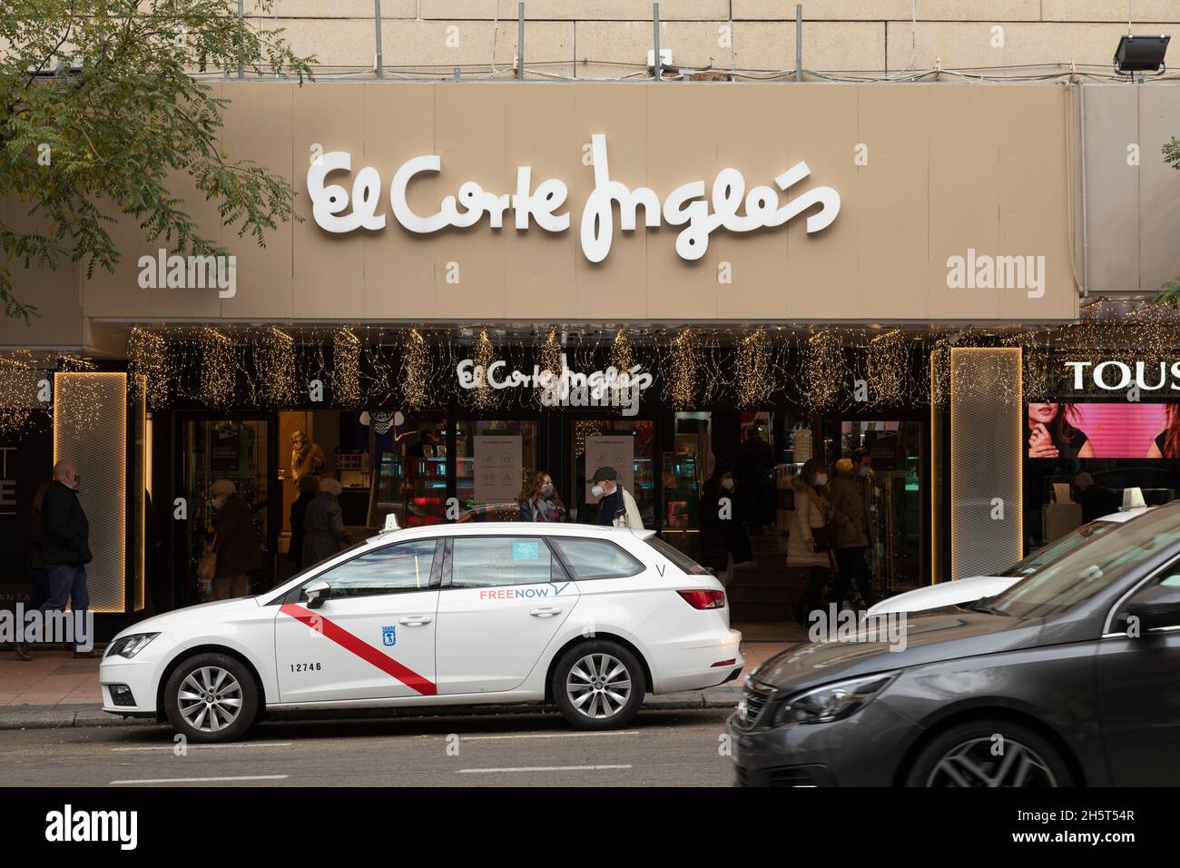 La calle Goya y el centro comercial El Corte Inglés, al anochecer. Madrid,  España Fotografía de stock - Alamy