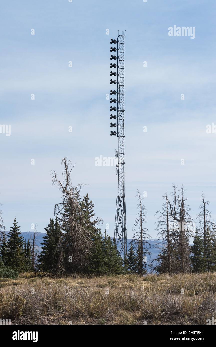 Una torre de comunicación de teléfono celular con un diseño de antena muy inusual. Monroe Mountain, Utah. Foto de stock
