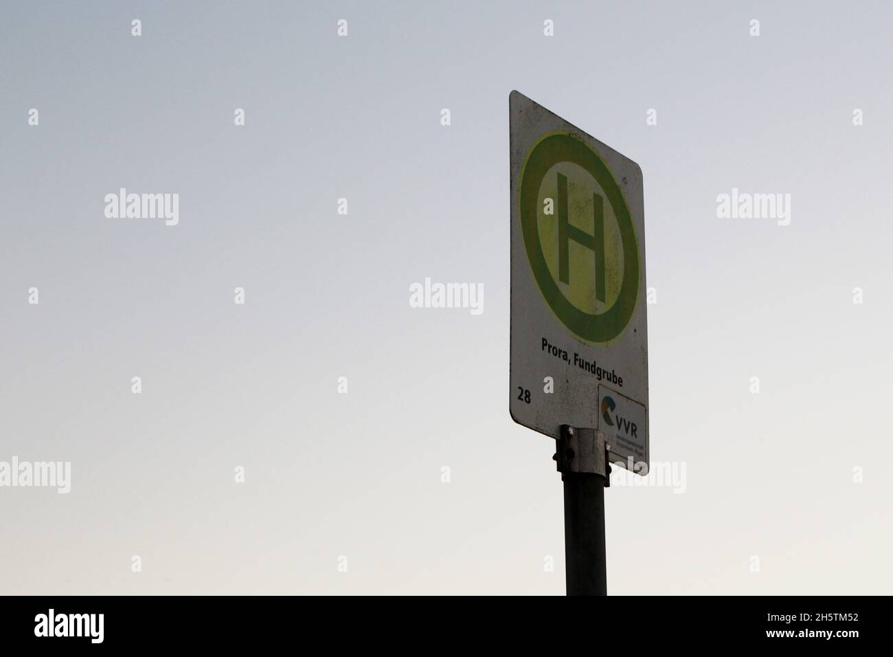 Altes Bushaltestellenschild (Bushaltestellen Schild) des VVR (Verkehrsgesellschaft Vorpommern-Rügen) für die Haltestelle Prora Fundgrube, Rügen, D. Foto de stock