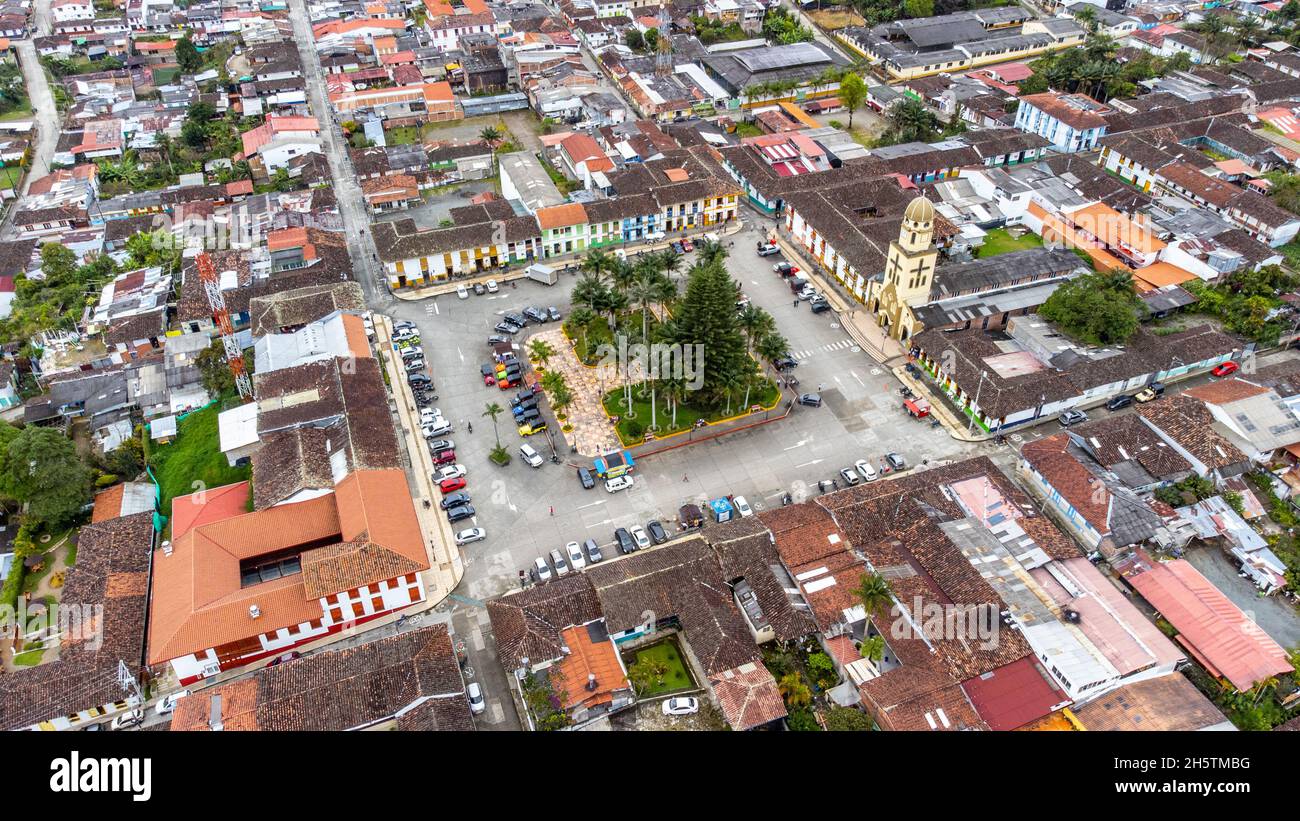 Vista aérea Iglesia de Nuestra Señora del Carmen, Salento, Colombia Foto de stock