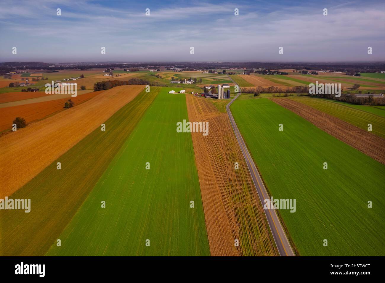 Lancaster Pennsylvania Aerial - vista de campos recientemente cosechados desde arriba. Hermosos tonos cálidos en el paisaje muestran el diseño abstracto de las tierras de labranza pa Foto de stock