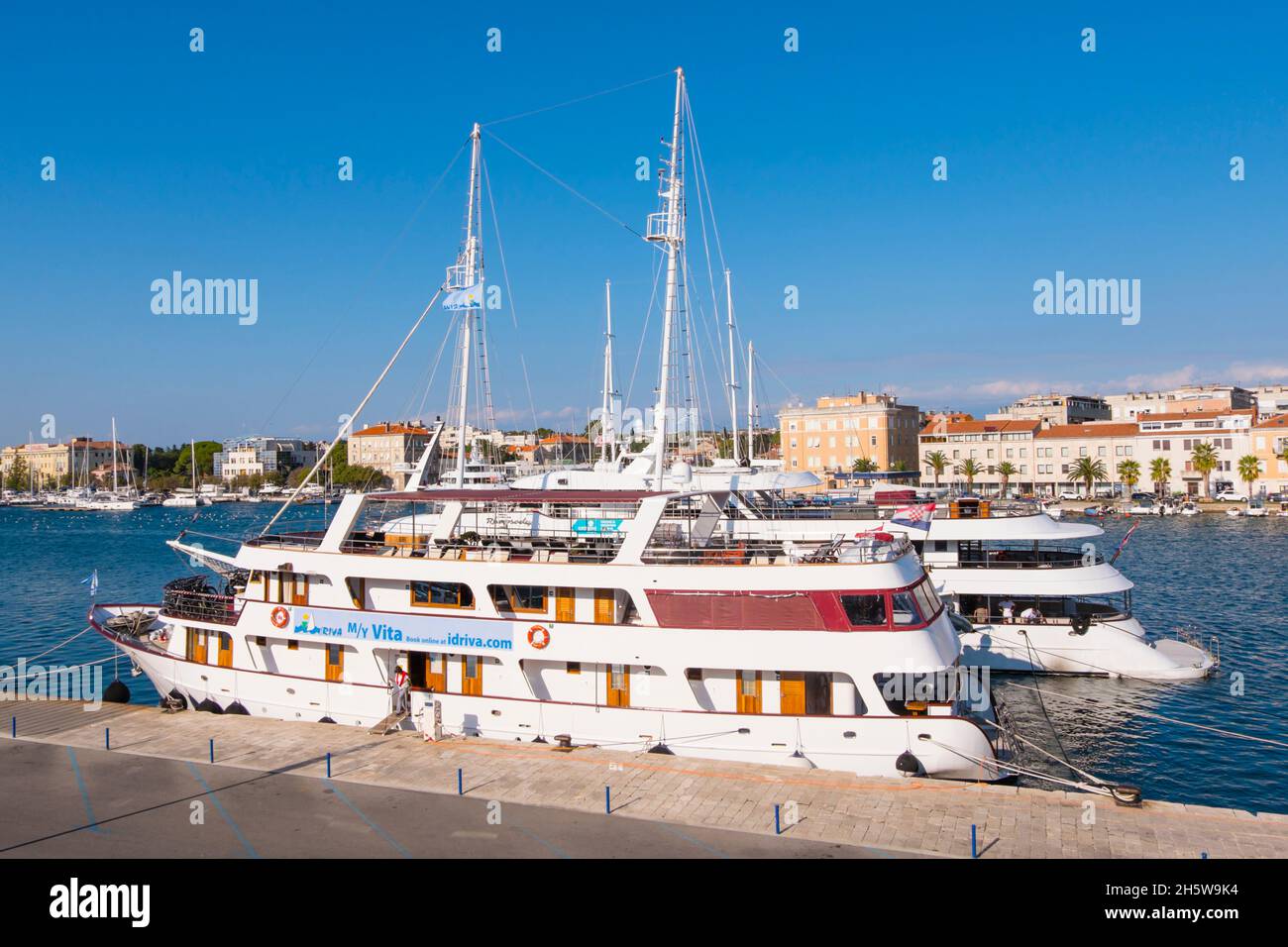 Barcos para turistas, Jazine, Zadar, Croacia Foto de stock