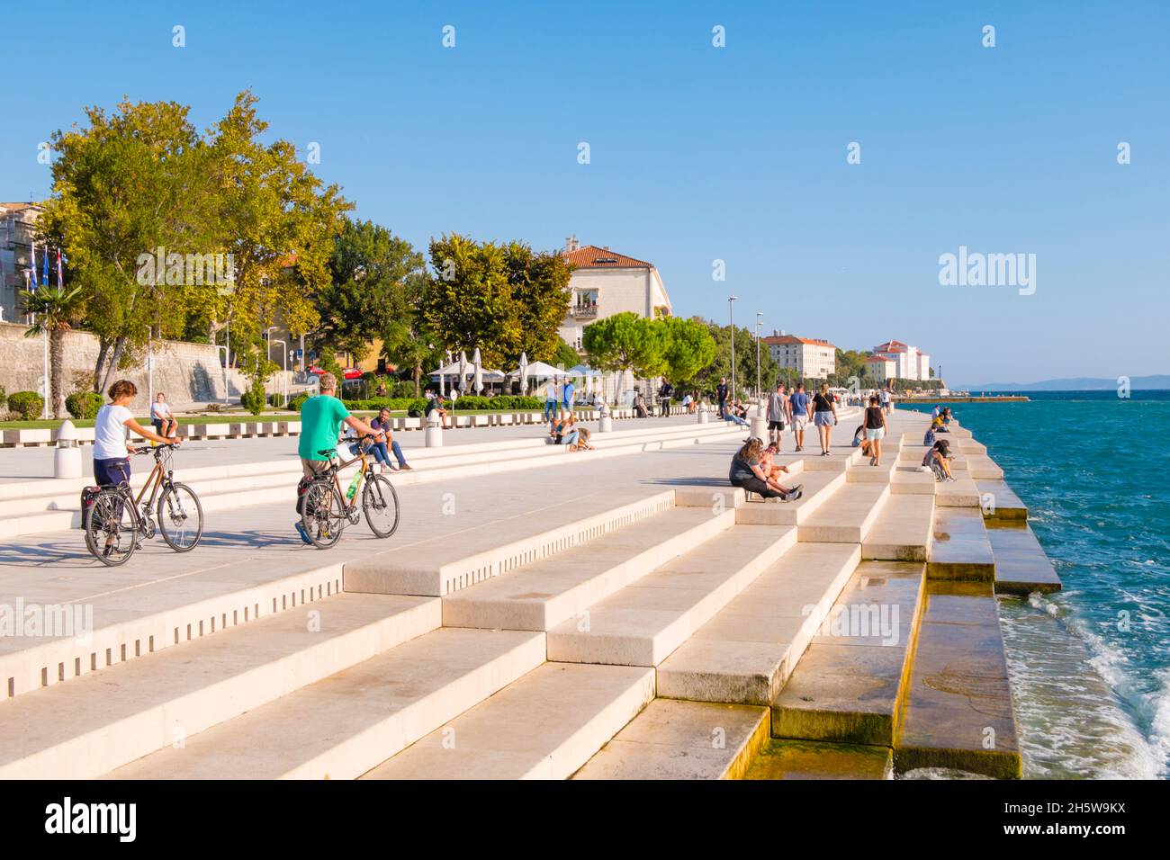 Obala kralja Petra Krešimira IV, paseo marítimo, en el órgano del mar, casco antiguo, Zadar, Croacia Foto de stock