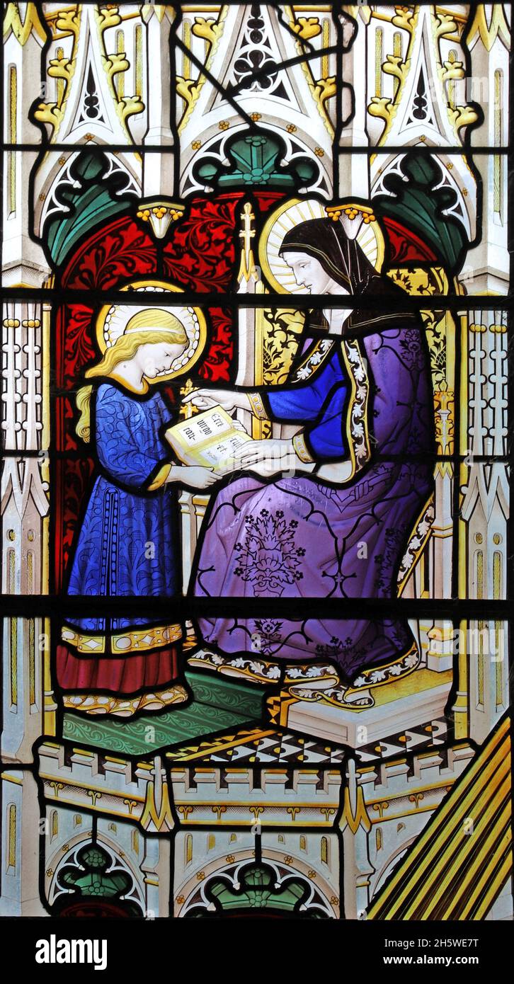 Una vidriera de Christpher Webb que representa a la Virgen María que se enseña a leer, la Iglesia de San Swithun, el Bajo Quintón, Warwickshire Foto de stock