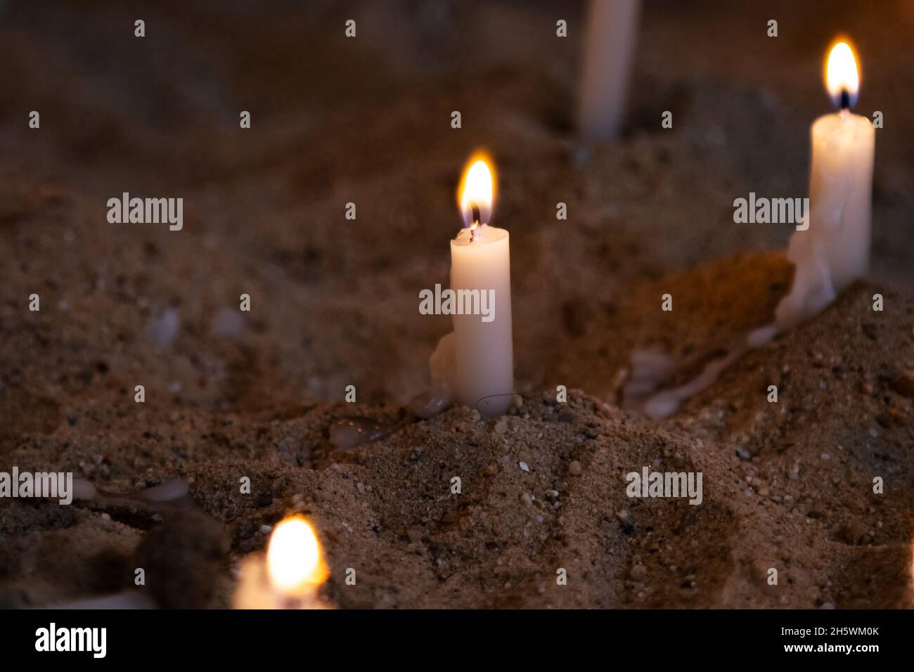 Luz de vela. Las velas se iluminan en un fondo oscuro. Llamas de velas en  la iglesia católica. Efecto bokeh. Meditando, religión, vacaciones,  esperanza, navidad, famoso Fotografía de stock - Alamy