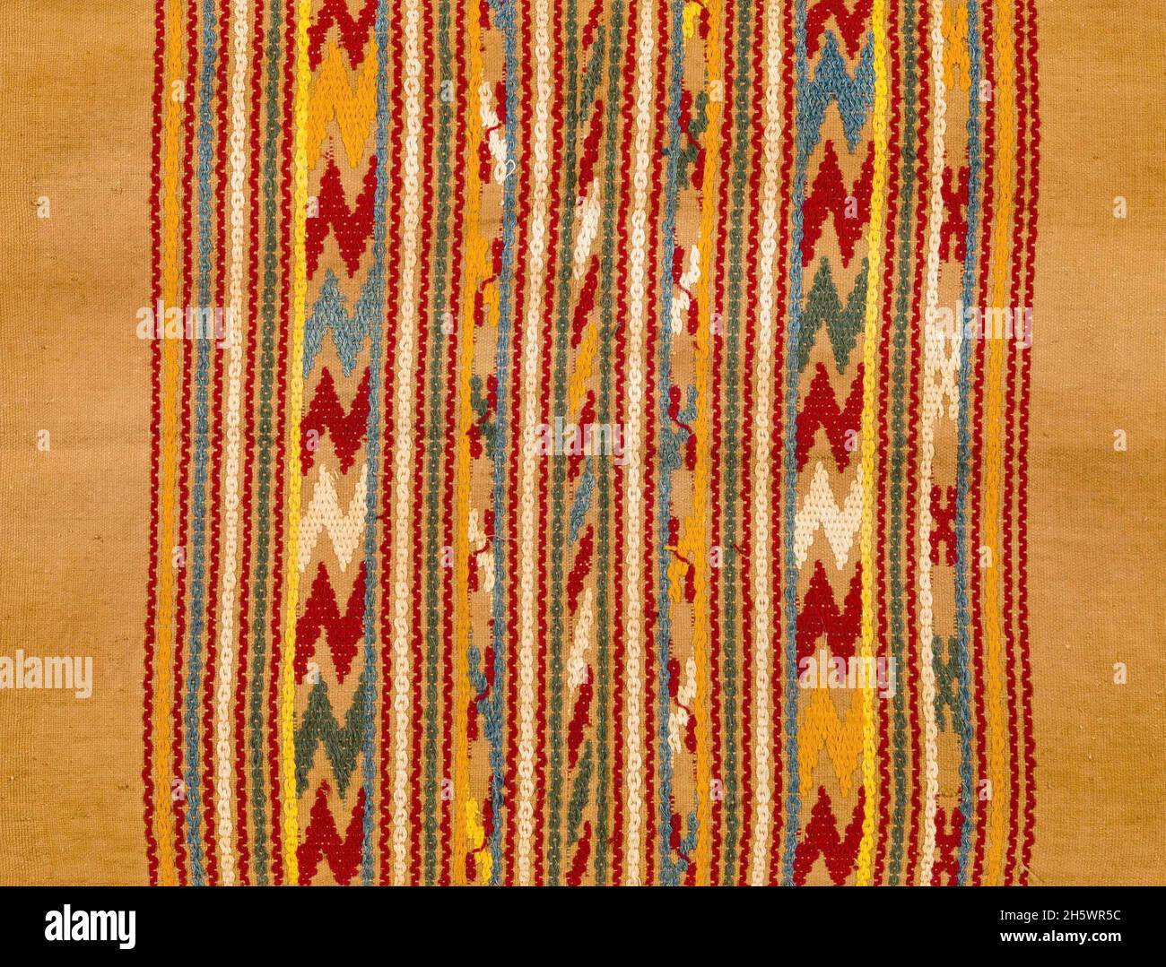 Textil ceremonial de Mixco, Guatemala. Tejido maya contemporáneo. Una tela tejida a mano utilizada por la cofradia para envolver velas o estatuas para llevar a las ceremonias. Foto de stock