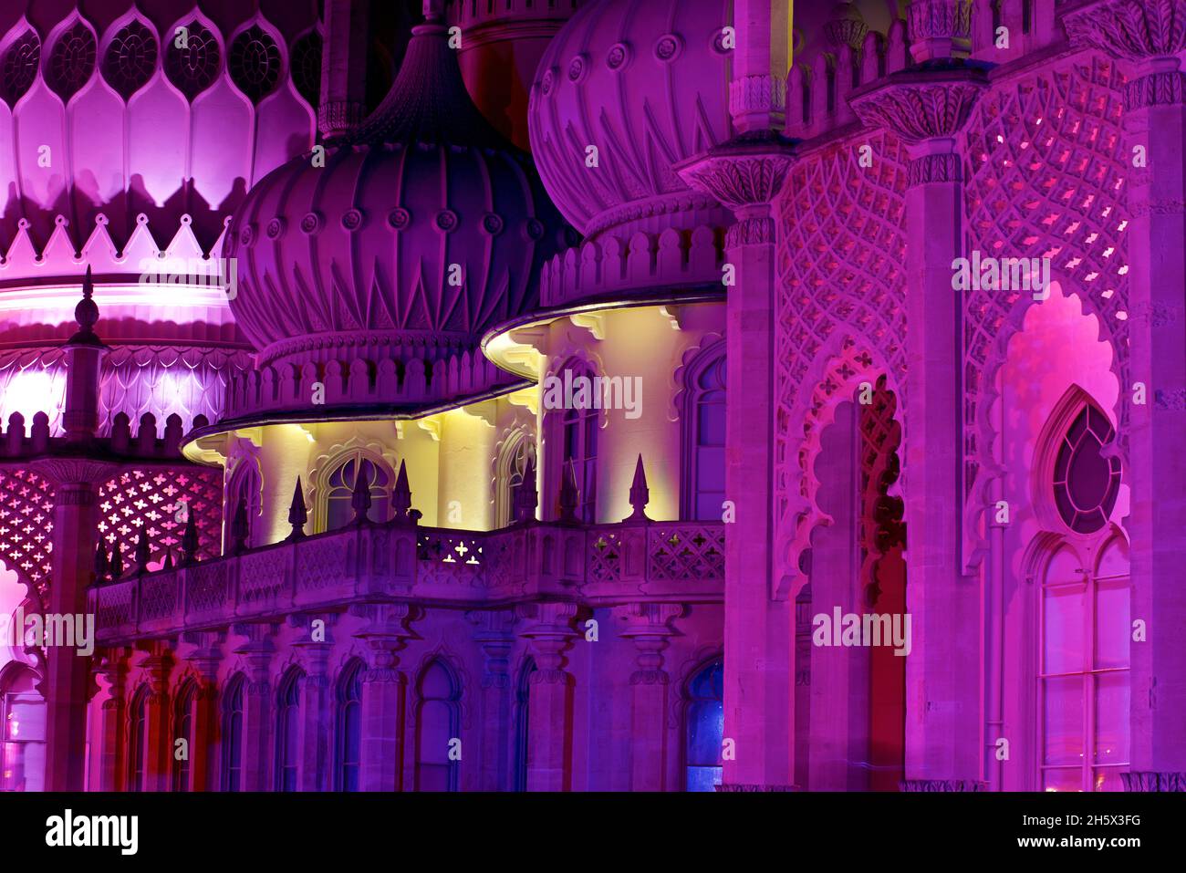 Pabellón Kaleidescope. El Pabellón Real, Brighton, iluminado con luces LED de colores. Brighton, East Sussex, Inglaterra, Reino Unido Foto de stock
