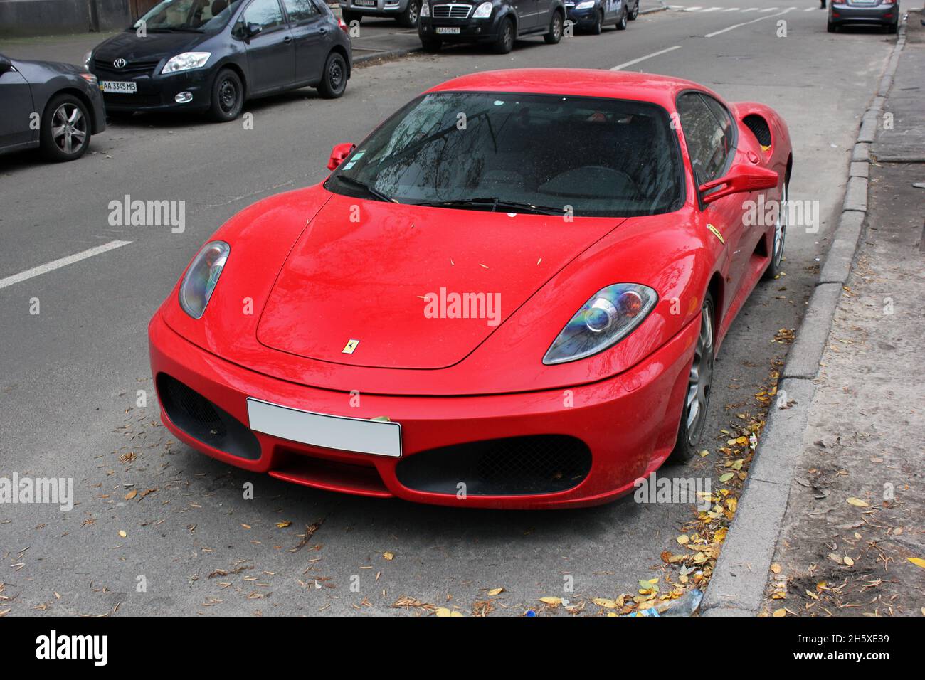 Kiev, Ucrania - 10 de noviembre de 2012: Ferrari F430 en la ciudad. Supercoche rojo Foto de stock