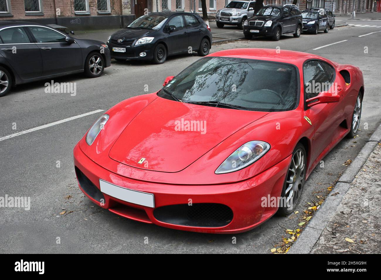 Kiev, Ucrania - 10 de noviembre de 2012: Ferrari F430 en la ciudad. Supercoche rojo Foto de stock