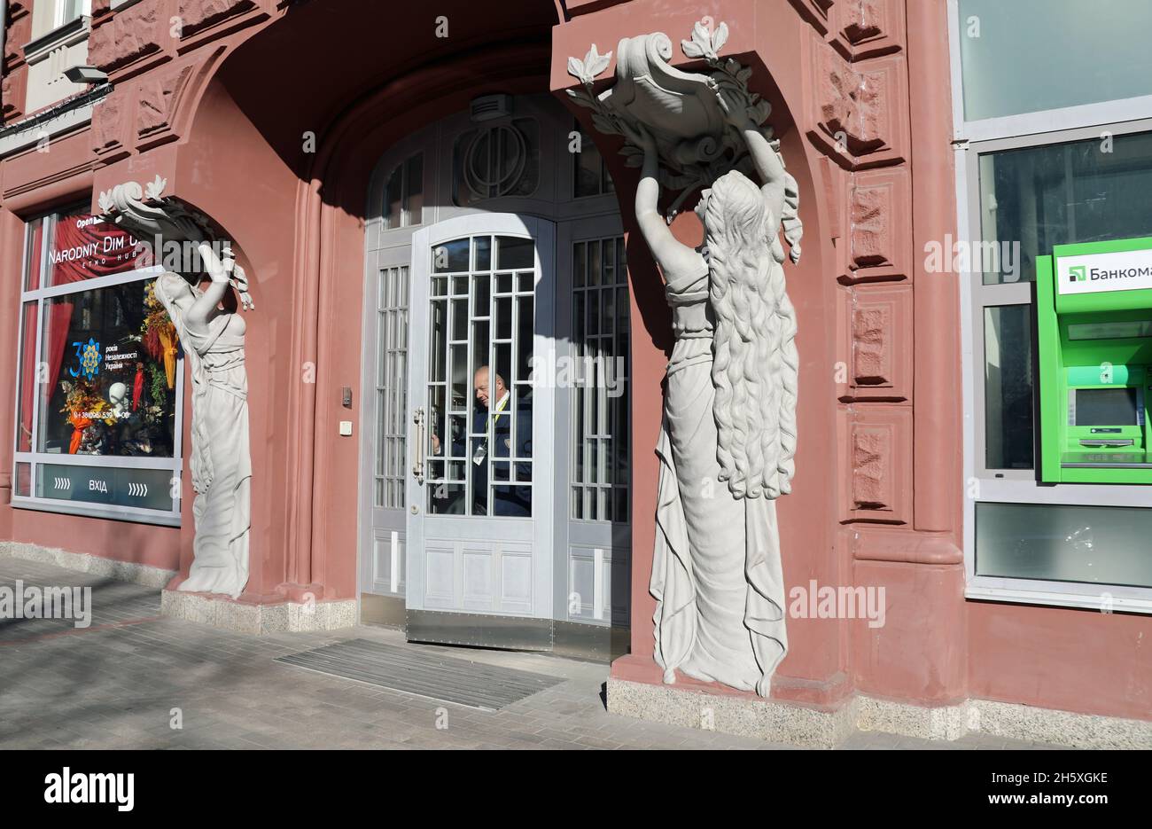 Arquitectura del patrimonio Art Nouveau en la calle Yaroslaviv Val en Kiev Foto de stock