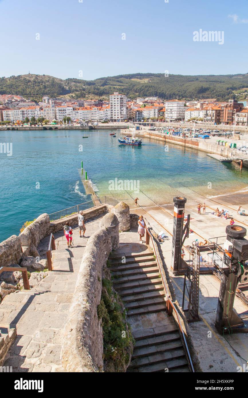 El puerto del puerto marítimo español y la localidad costera de Castro Urdiales Cantabria, en la costa cántabra del norte de España Foto de stock