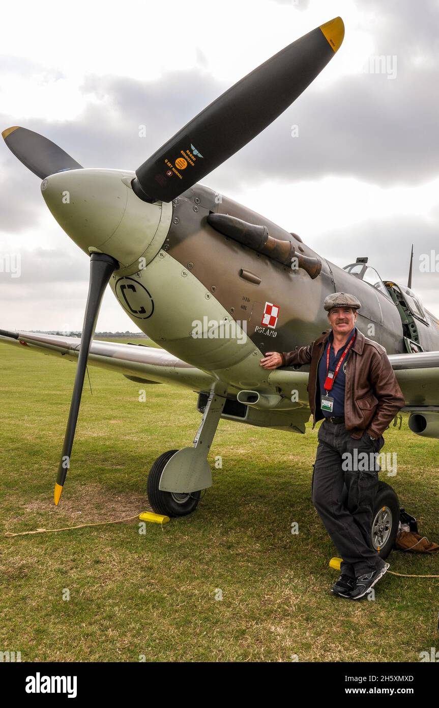 Howard Cook de la histórica colección de aviones con el avión de combate  Spitfire V Supermarino de la Segunda Guerra Mundial de HAC Fotografía de  stock - Alamy