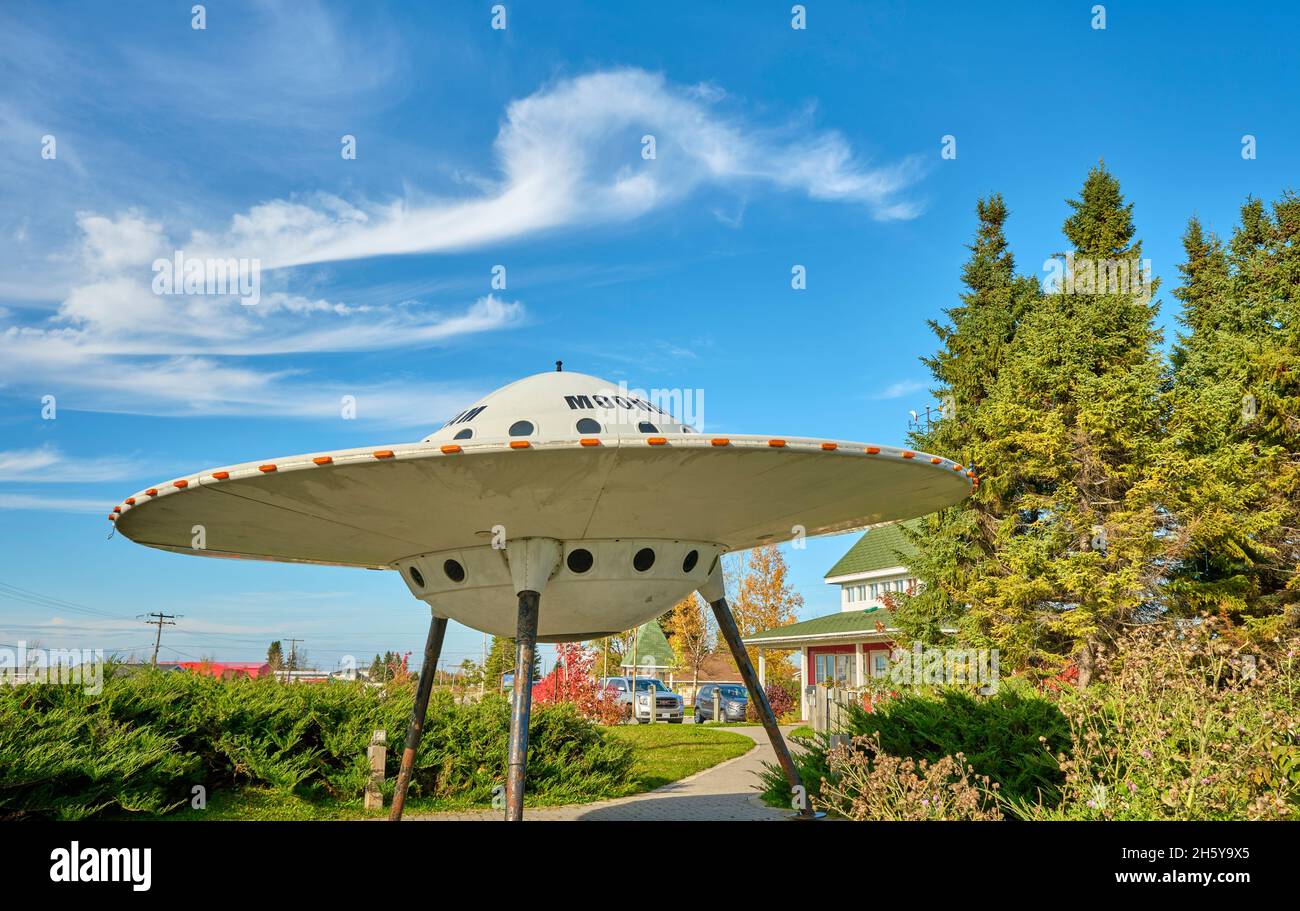 Moonbeam es una pequeña ciudad ubicada en el noreste de Ontario, Canadá. Este platillo volador al borde de la carretera se presenta en gran parte de la literatura promocional de las ciudades. Foto de stock