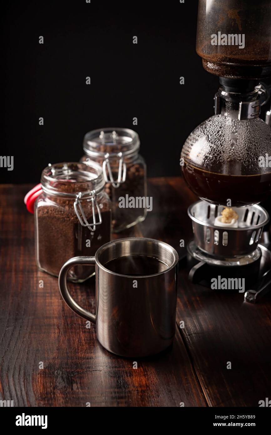 Cafetera manual de cristal con filtro y café recién hecho en el interior  sobre una mesa de madera Fotografía de stock - Alamy