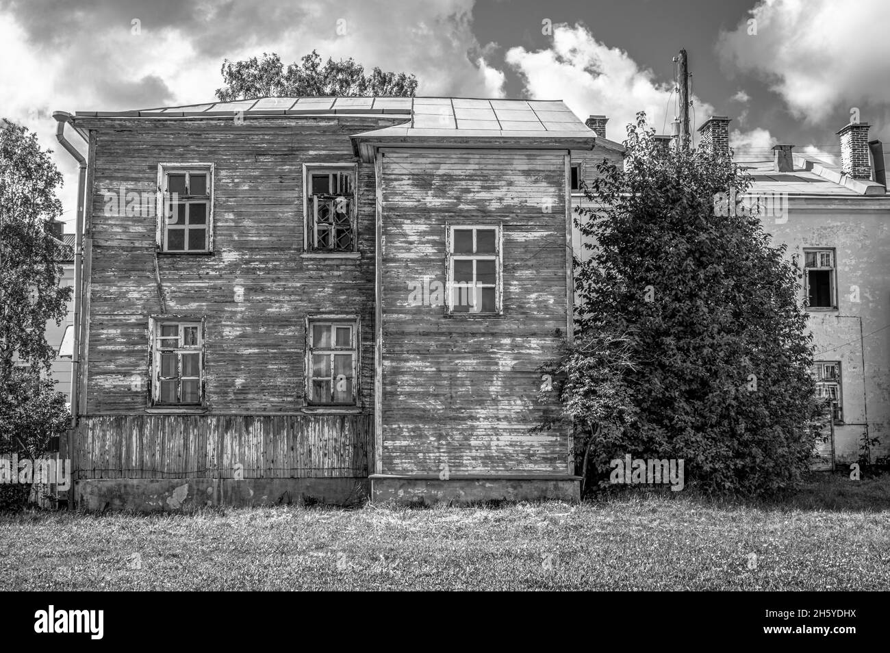 Antiguas casas abandonadas en la zona rural de Petrozavodsk. Karelia,  Rusia. Vista de primer plano. Blanco y negro Fotografía de stock - Alamy