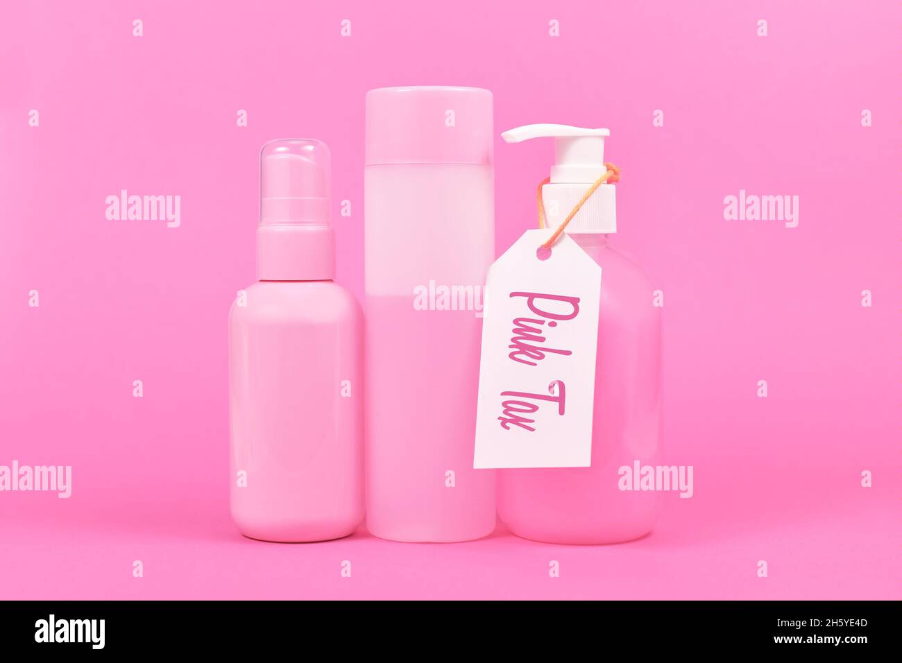 Concepto de impuesto rosa con diversos productos de higiene de color rosa estereotipo comercializados a las mujeres Foto de stock