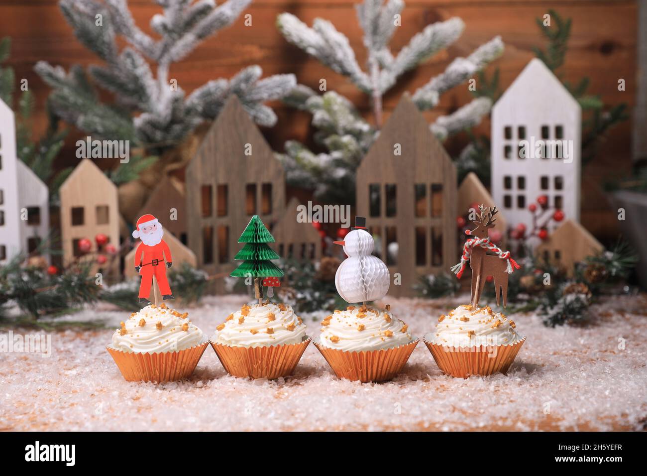 Cupcakes navideños con encurtidos de estrellas sobre fondo navideño Foto de stock