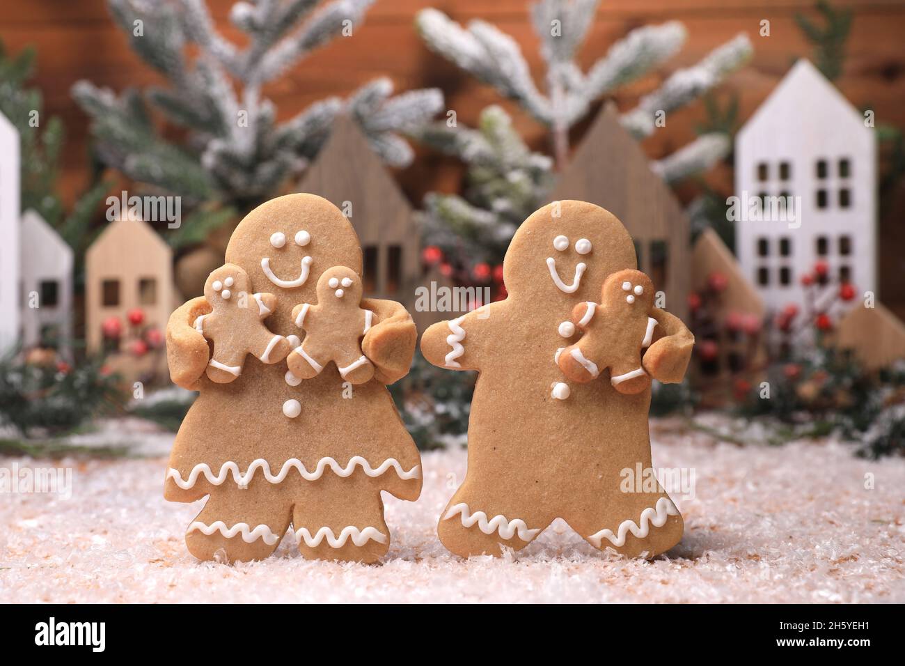 Feliz familia de pan de jengibre disfrutando de las vacaciones de Navidad con sus hijos Foto de stock