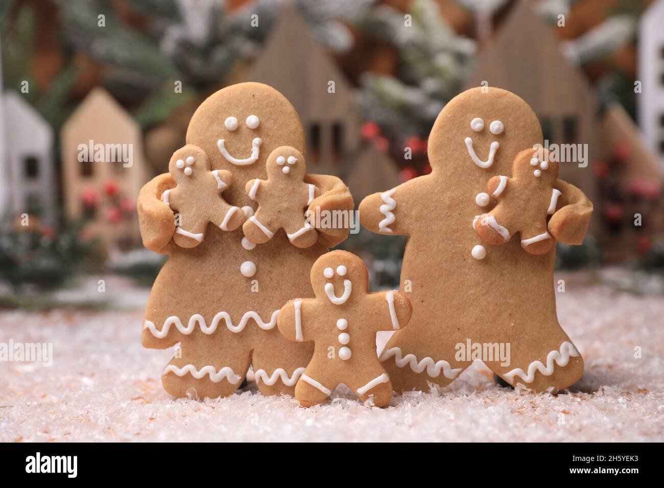 Feliz familia de pan de jengibre disfrutando de las vacaciones de Navidad con sus hijos Foto de stock