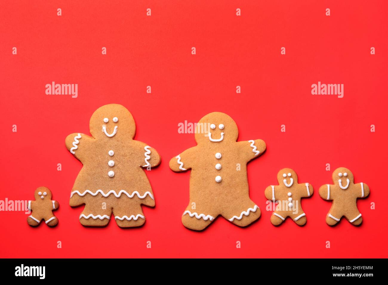 Familia de pan de jengibre en un fondo festivo de Navidad Foto de stock
