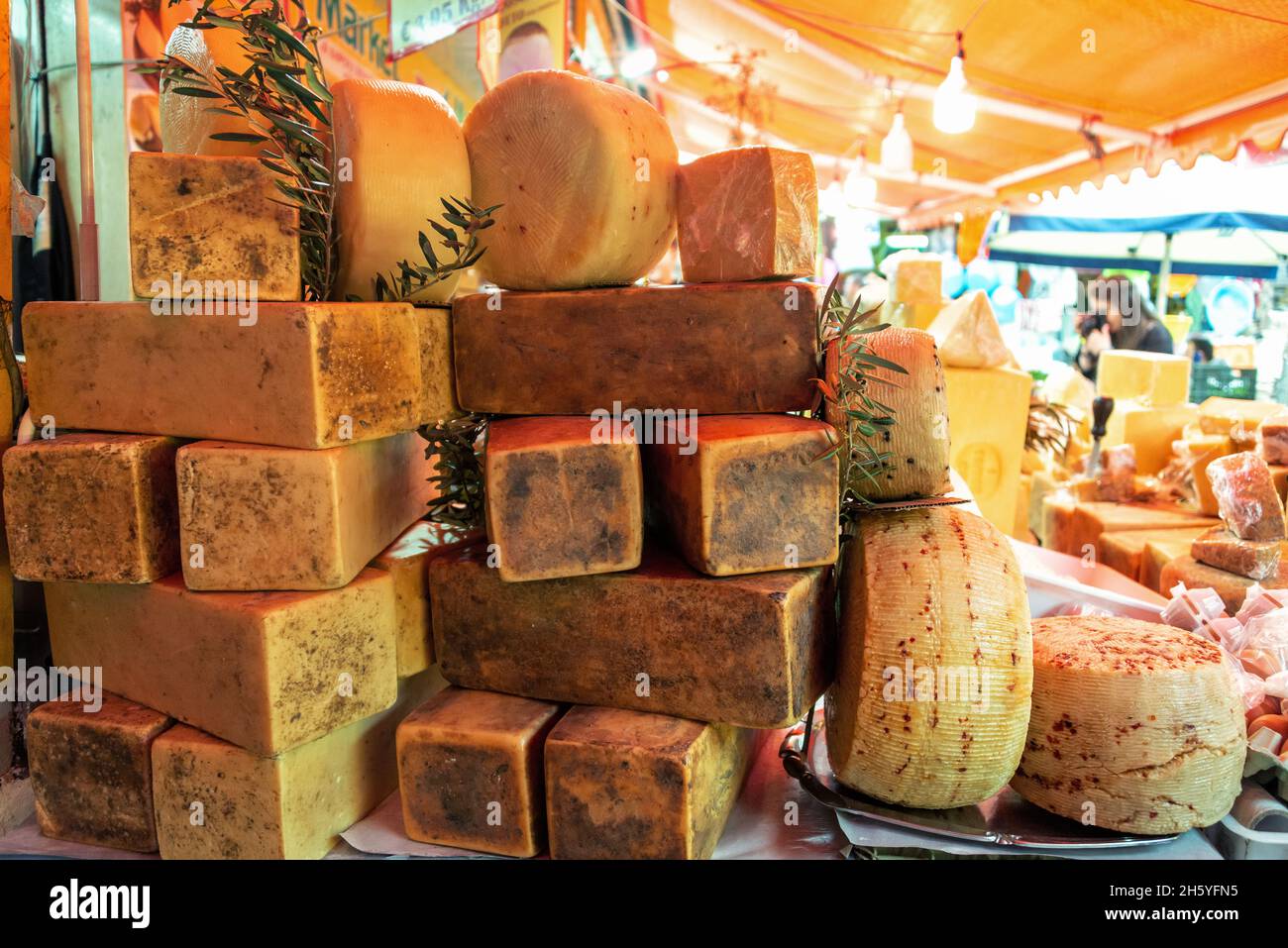Variedad de quesos en el mercado de Ballaro en Palermo, Italia Foto de stock