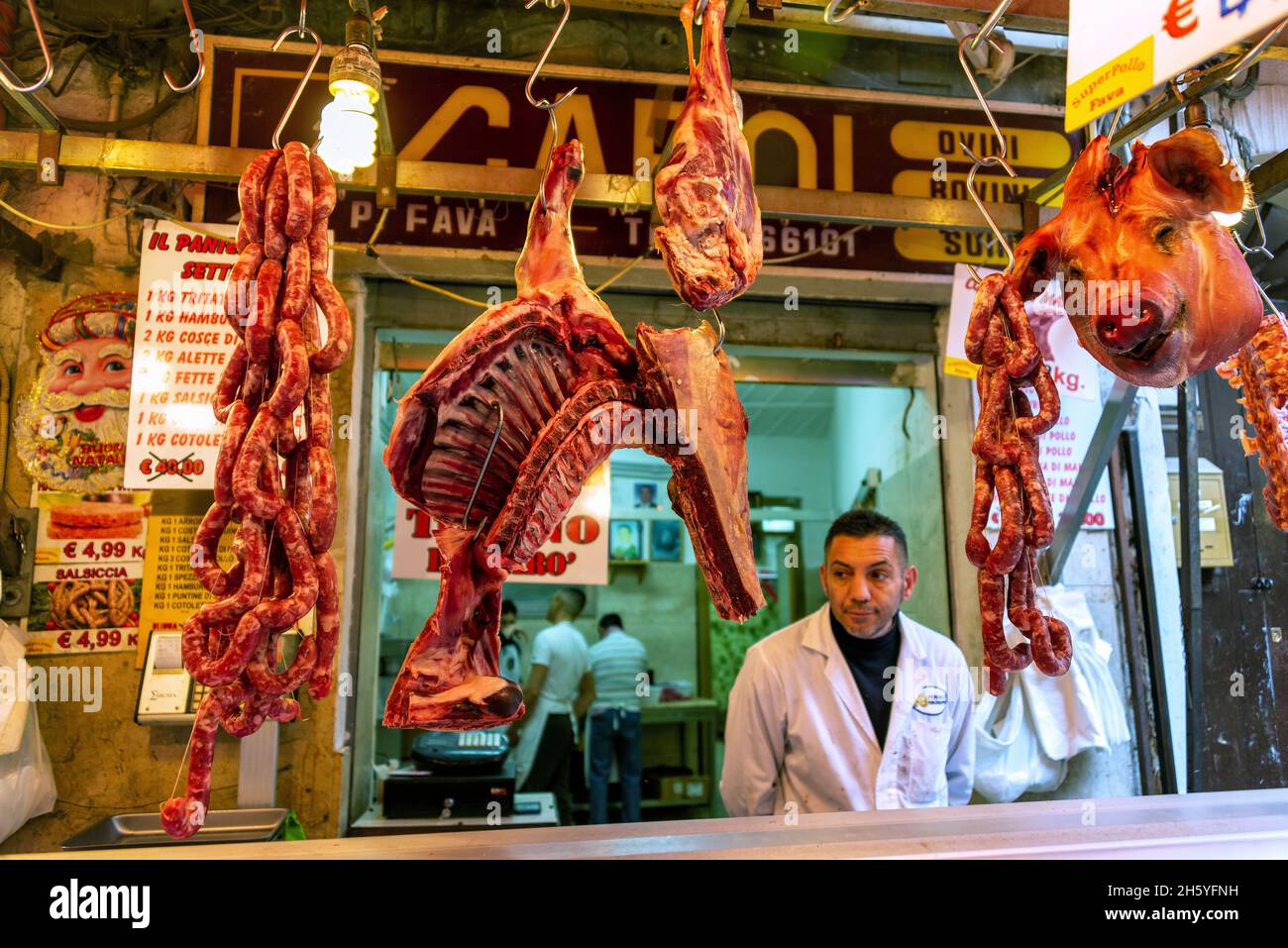 PALERMO, ITALIA- ABRIL 28 2018: Carnicero y carne en el Mercado Ballaro en Palermo, Italia Foto de stock