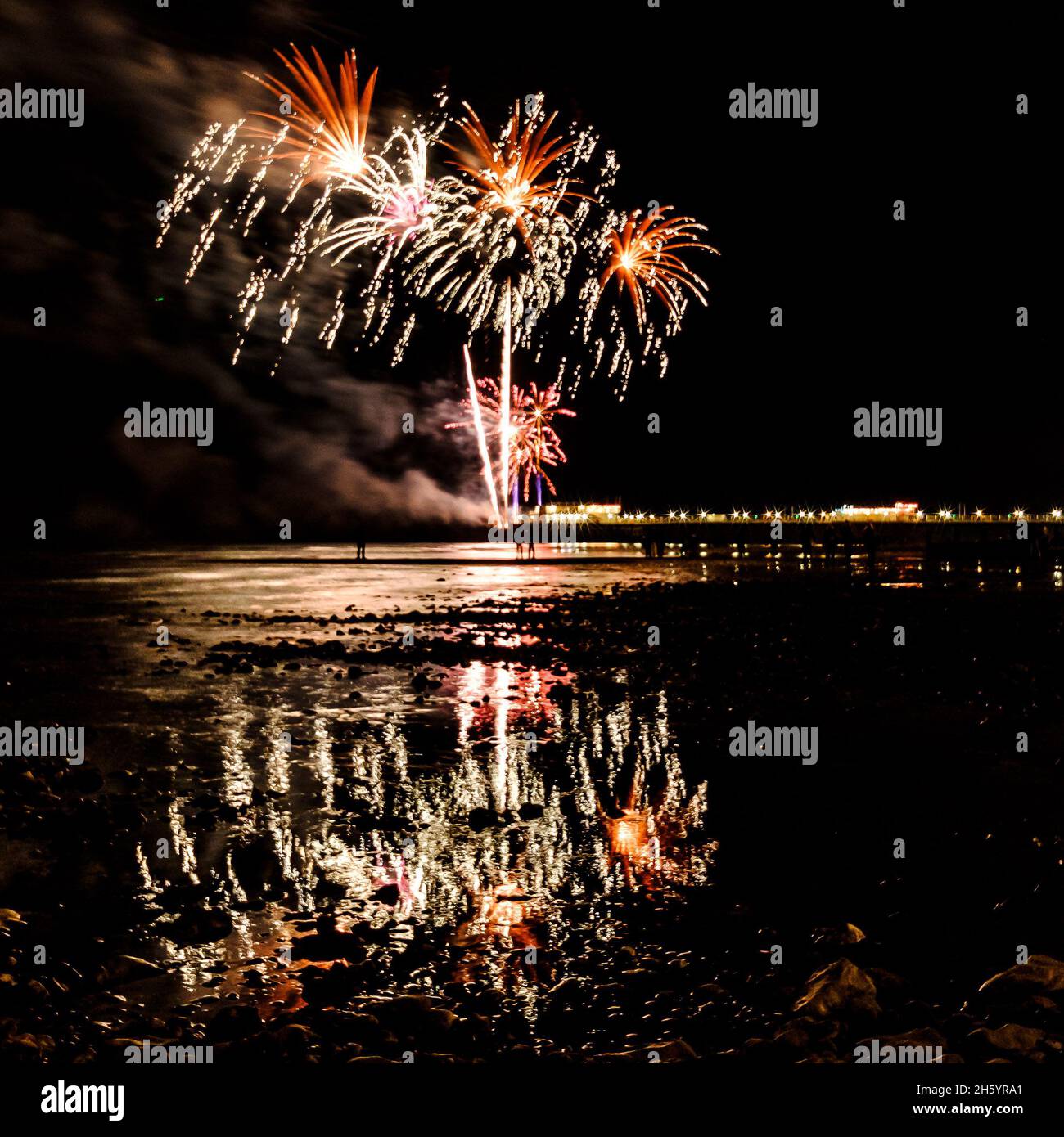 East Beach, Worthing, Reino Unido. 5 de noviembre de 2021. Los fuegos artificiales se encuentran en Worthing Pier y se reflejan en la marea entrante Worthing Lions Fireworks. . Foto de Julie Edwards./Alamy Live News Foto de stock