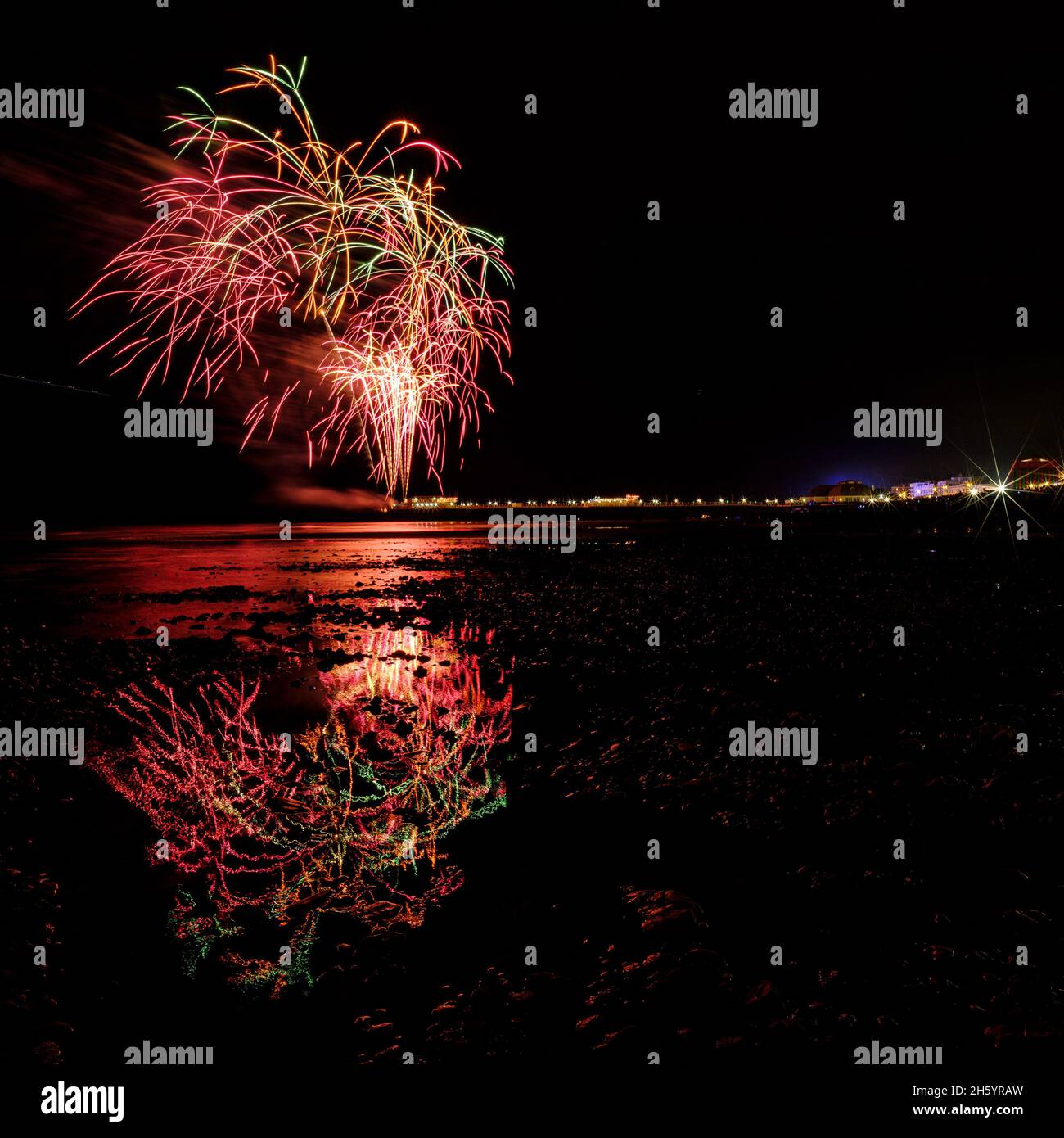 East Beach, Worthing, Reino Unido. 5 de noviembre de 2021. Los fuegos artificiales se encuentran en Worthing Pier y se reflejan en la marea entrante Worthing Lions Fireworks. . Foto de Julie Edwards./Alamy Live News Foto de stock