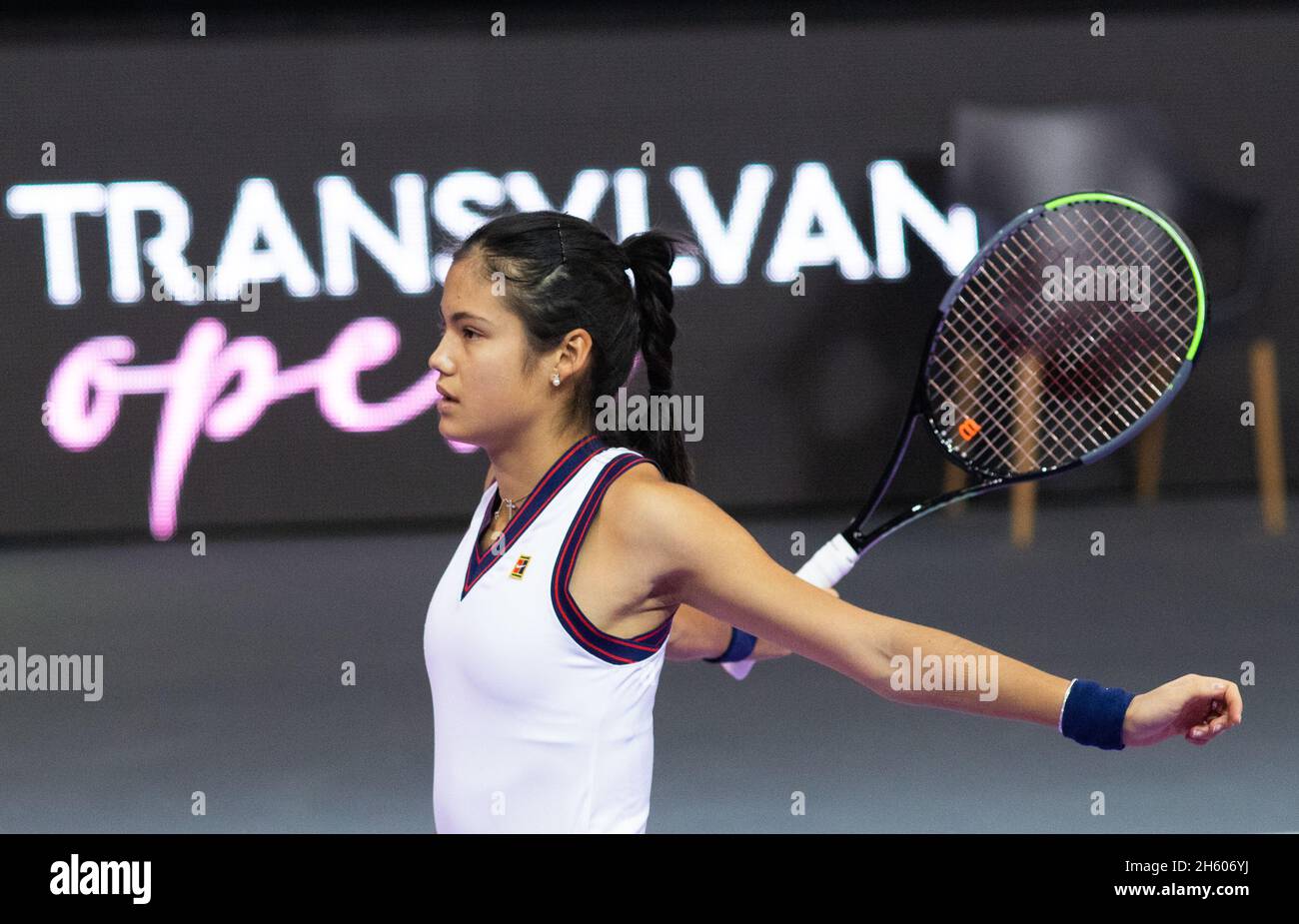 CLUJ-NAPOCA, RUMANIA - 25 OCT 2021: Emma Raducanu de Gran Bretaña en acción durante un partido en el Torneo Internacional Abierto de Tenis de WTA Transilvania Foto de stock