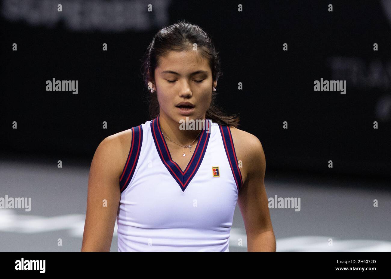 CLUJ-NAPOCA, RUMANIA - 25 OCT 2021: Emma Raducanu de Gran Bretaña en acción durante un partido en el Torneo Internacional Abierto de Tenis de WTA Transilvania Foto de stock