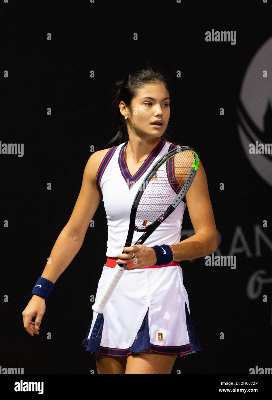 CLUJ-NAPOCA, RUMANIA - 25 OCT 2021: Emma Raducanu de Gran Bretaña en acción durante un partido en el Torneo Internacional Abierto de Tenis de WTA Transilvania Foto de stock