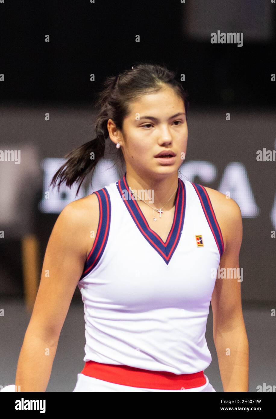 CLUJ-NAPOCA, RUMANIA - 25 OCT 2021: Emma Raducanu de Gran Bretaña en acción durante un partido en el Torneo Internacional Abierto de Tenis de WTA Transilvania Foto de stock