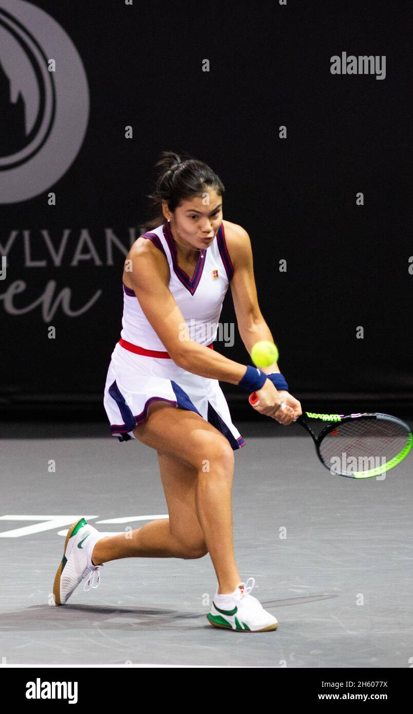 CLUJ-NAPOCA, RUMANIA - 25 OCT 2021: Emma Raducanu de Gran Bretaña en acción durante un partido en el Torneo Internacional Abierto de Tenis de WTA Transilvania Foto de stock