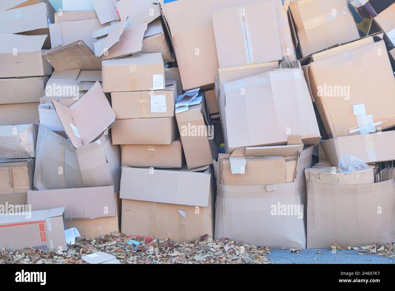 El cartón y el papel de desecho se recogen y envasan para su reciclaje ...