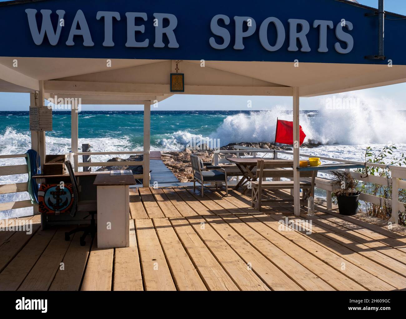 Alerta con bandera roja en el centro deportivo Green Bay Water Sports, Protaras, Chipre Foto de stock