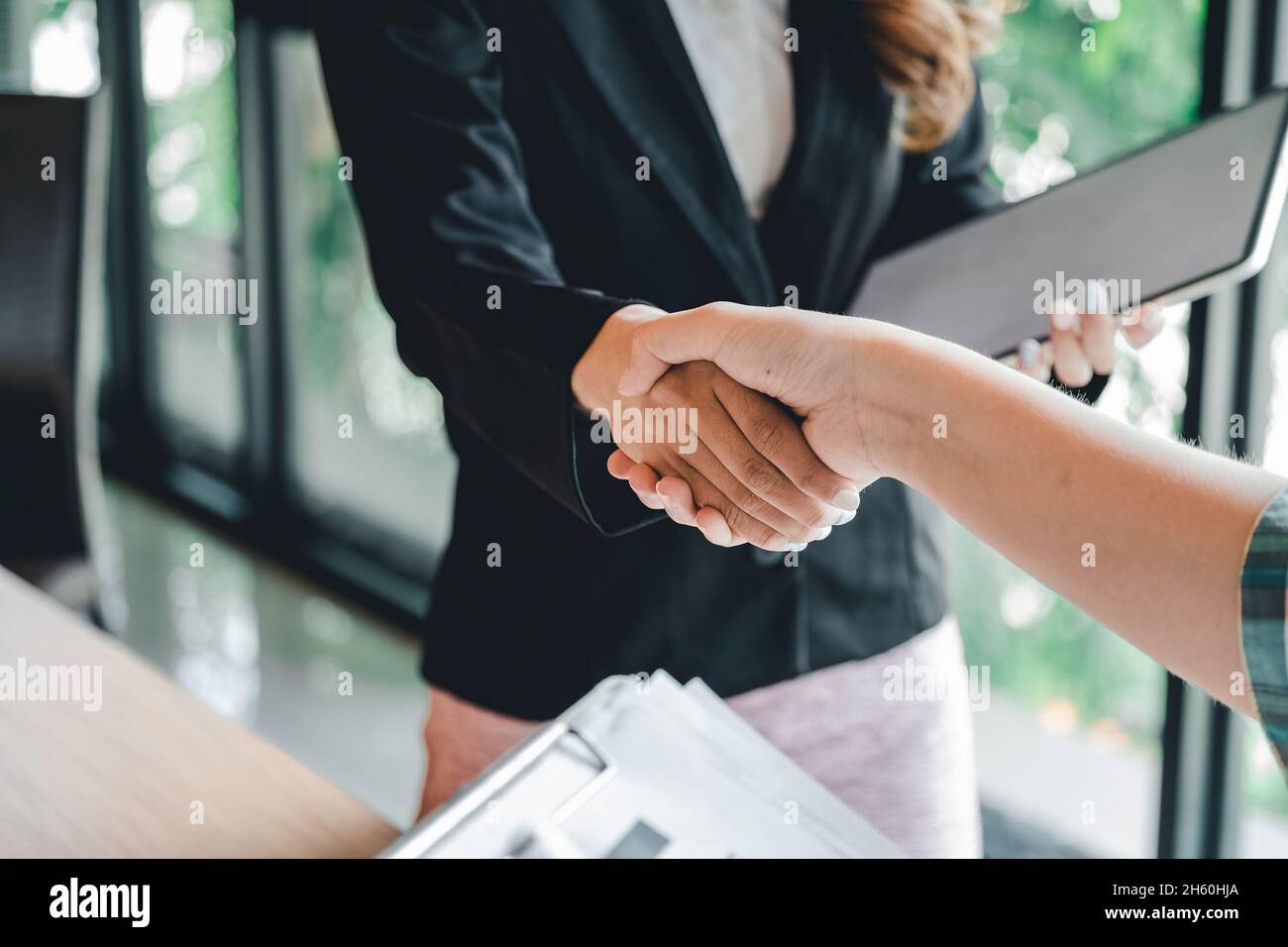 dos hombres de negocios se estrechan las manos como hola en la oficina closeup. Bienvenida a un amigo, introducción, gesto de bienvenida o agradecimiento, anuncio de productos, asociación Foto de stock