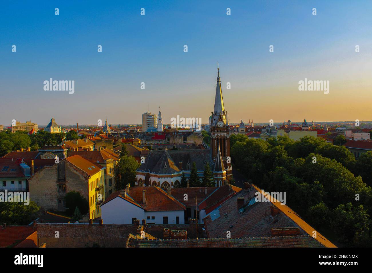 Vista de la ciudad de Arad en Rumanía al atardecer, los edificios y la capilla de la ciudad Foto de stock