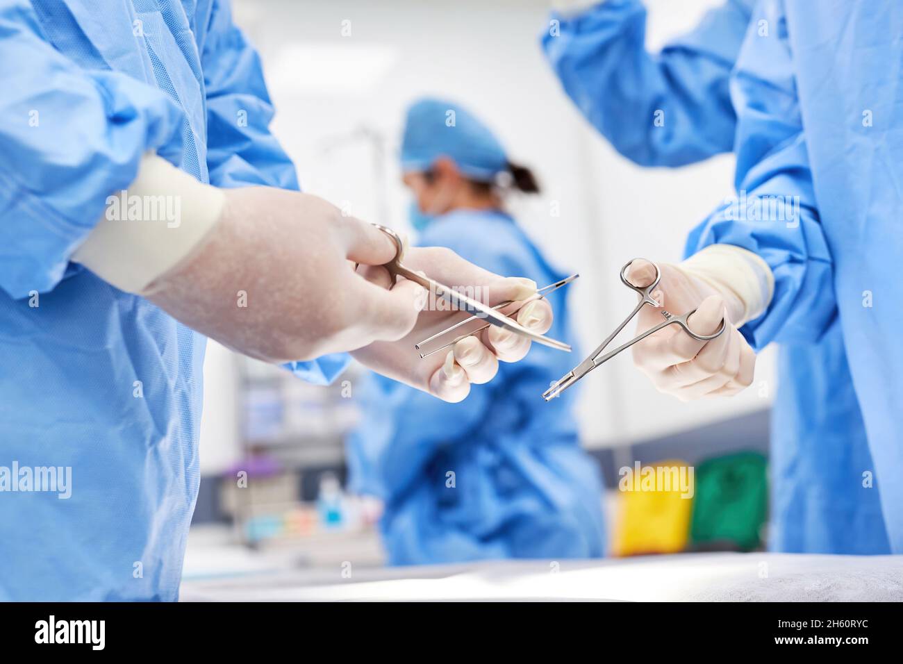 Equipo médico en cirugía con instrumentos quirúrgicos estériles preparándose para una operación Foto de stock