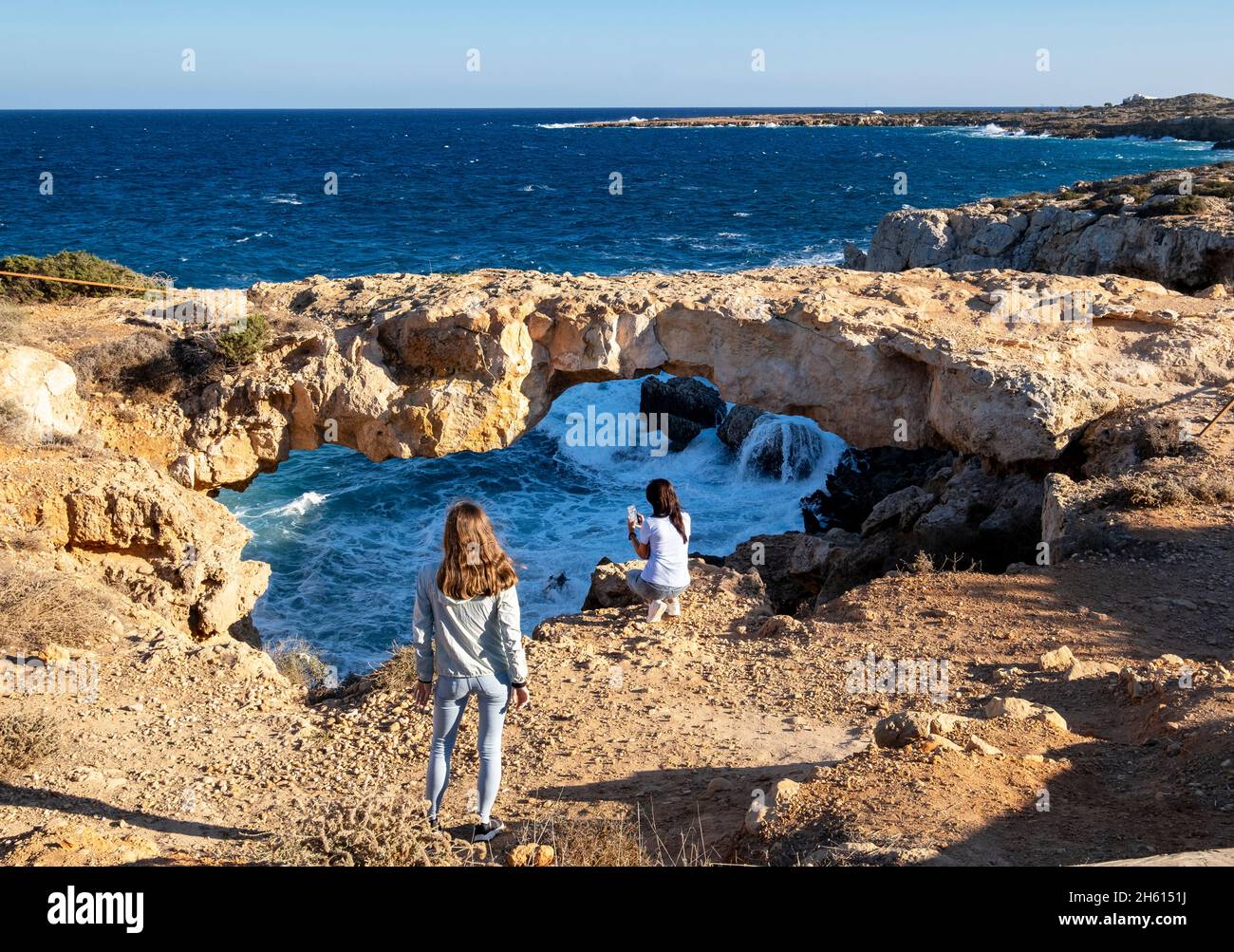 Kamara Tou Koraka Stone Arch, Parque Nacional del Bosque de Cabo Greco, Chipre Foto de stock