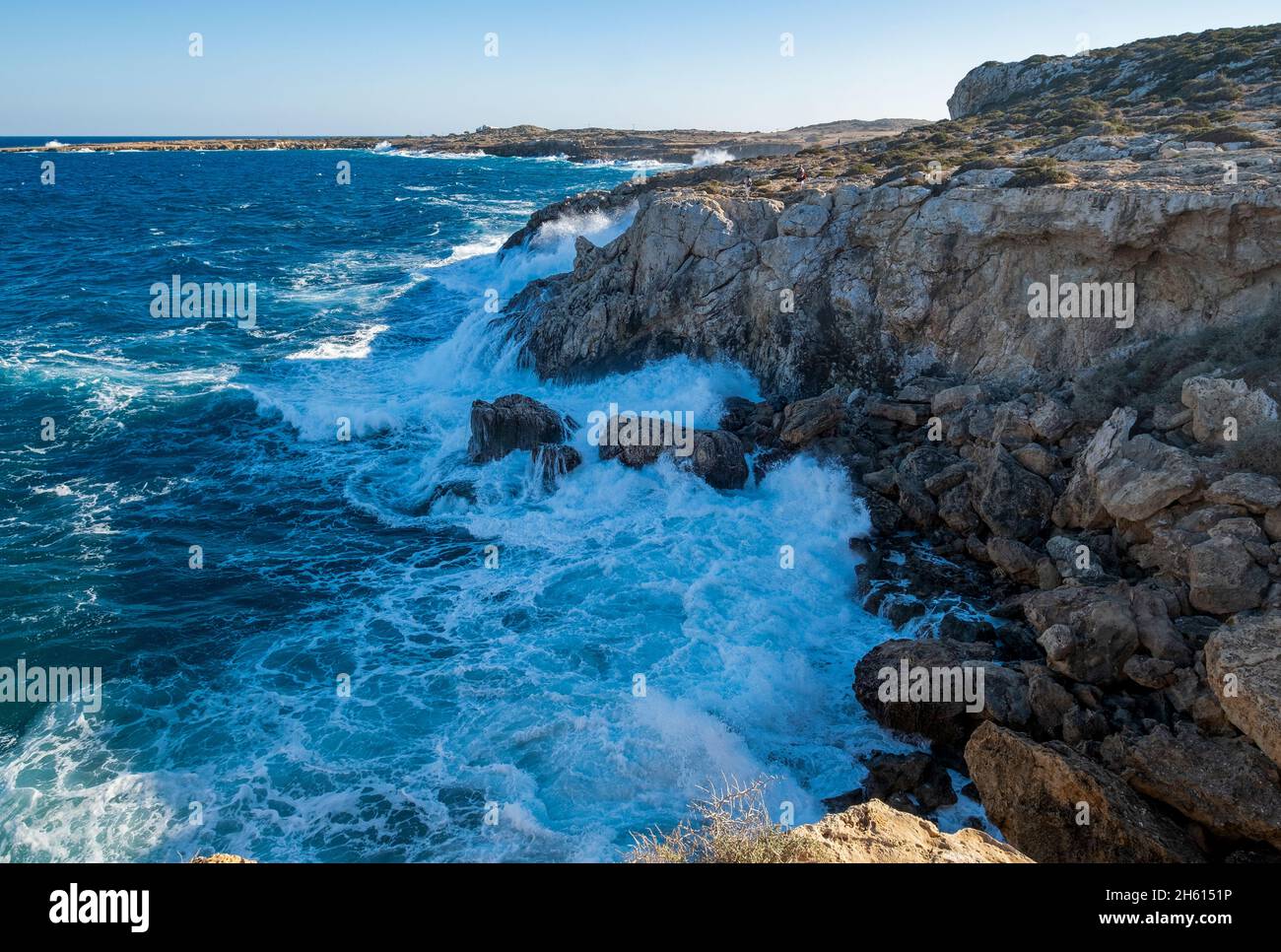 Mar áspero en un día de vientos fuertes en el Parque Nacional Cabo Greco de Chipre. Foto de stock