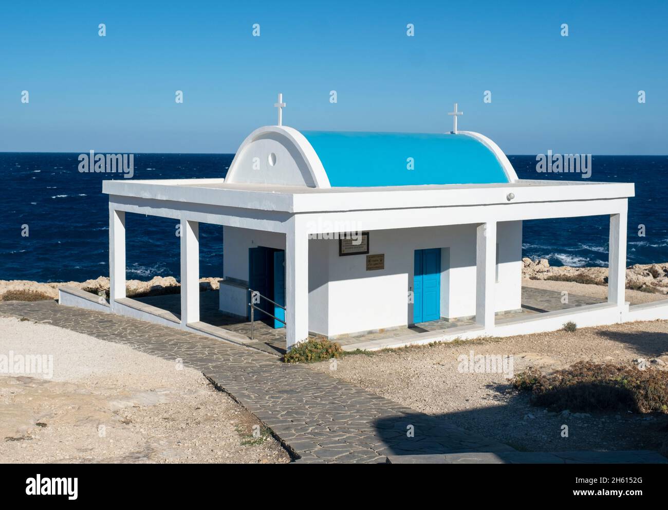 La pequeña capilla de Agioi Anargyroi, Parque Nacional del Cabo Greco, Chipre. Foto de stock