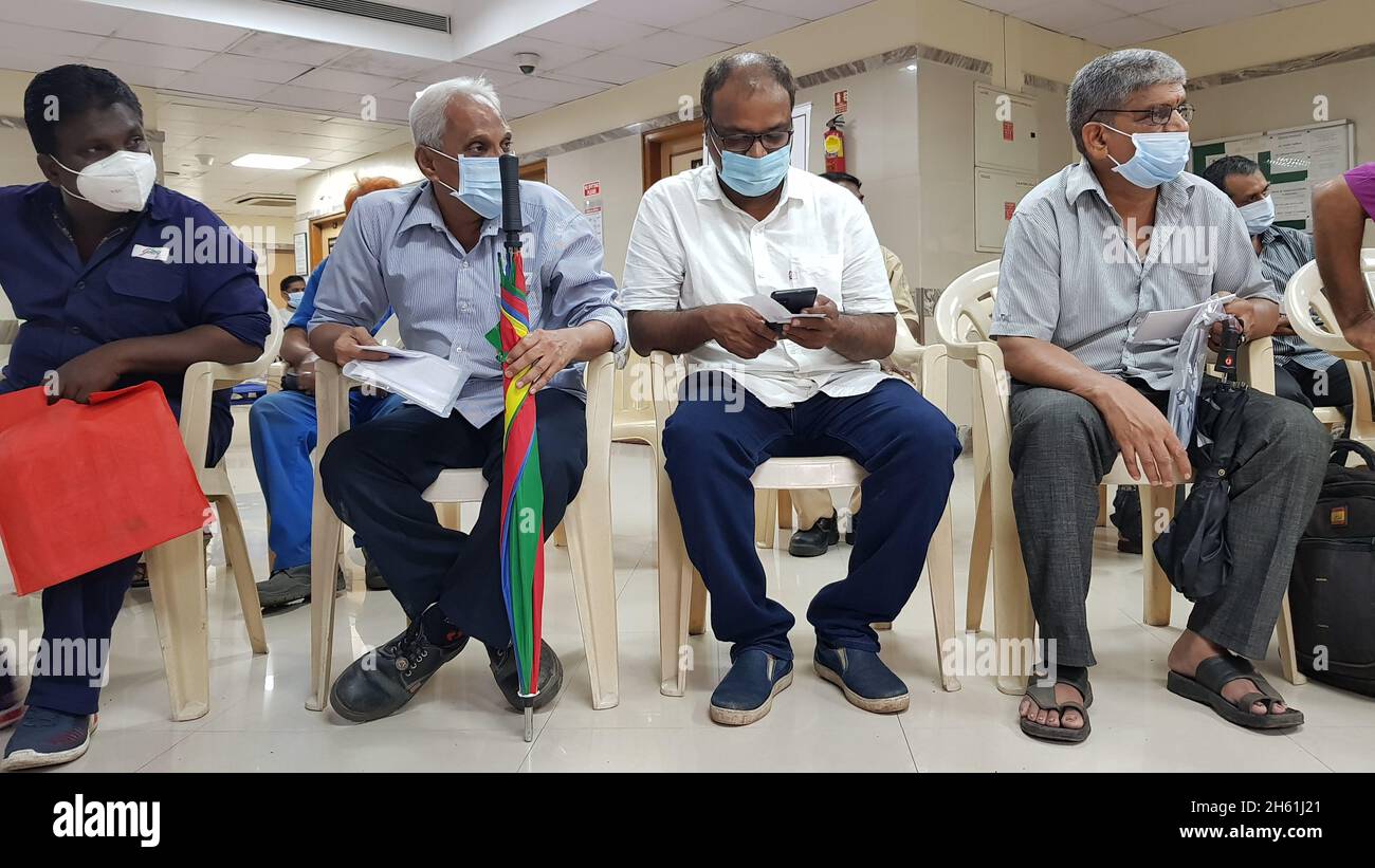 Mumbai, Maharashtra, India, julio de 10 2021: Ciudadanos mayores esperando en cola para la vacunación en uno de los hospitales de Mumbai. Hospital conmemorativo de Godrej Foto de stock