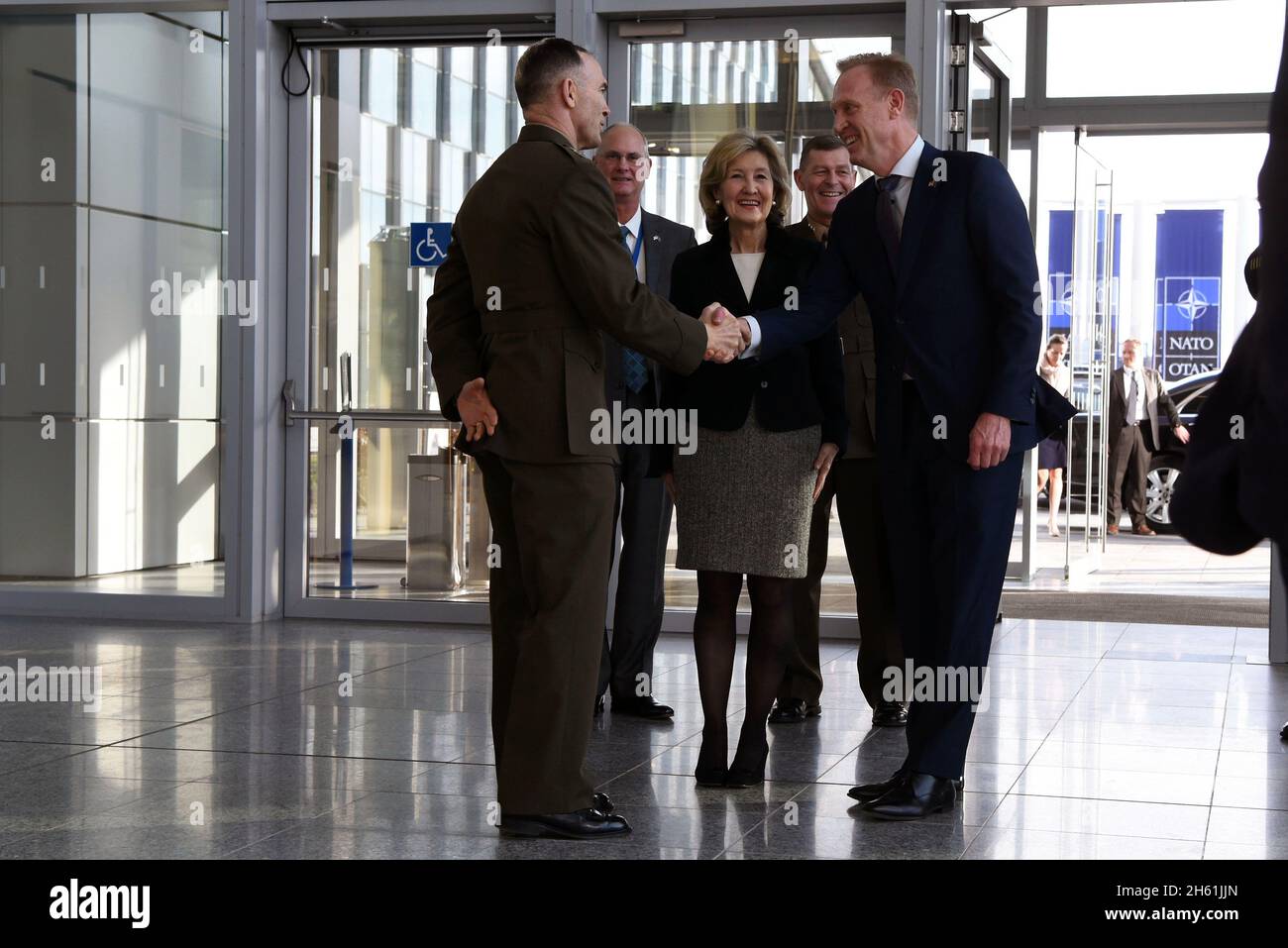 Reportaje: El Secretario de Defensa interino de los Estados Unidos, Patrick M. Shanahan, saluda al Teniente General del Cuerpo de Infantería de Marina John K. Love, el alto representante militar ante la OTAN, en la sede de la OTAN, al inicio de un ministerio de defensa de dos días, Bruselas, Bélgica, 13 de febrero de 2018. Foto de stock