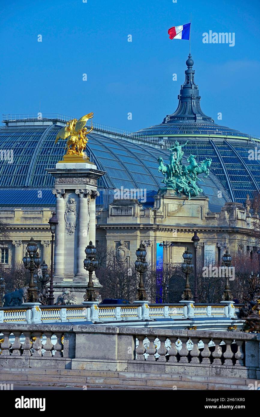 FRANCIA, PARÍS ( 75 ), EL PUENTE ALEXANDRE III Y EL MONUMENTO LLAMADO LE GRAND PALAIS Foto de stock