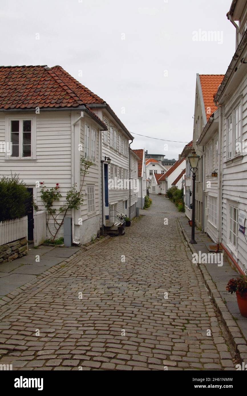 Calle en el casco antiguo (Gamle Stavanger). Stavanger, Noruega Foto de stock