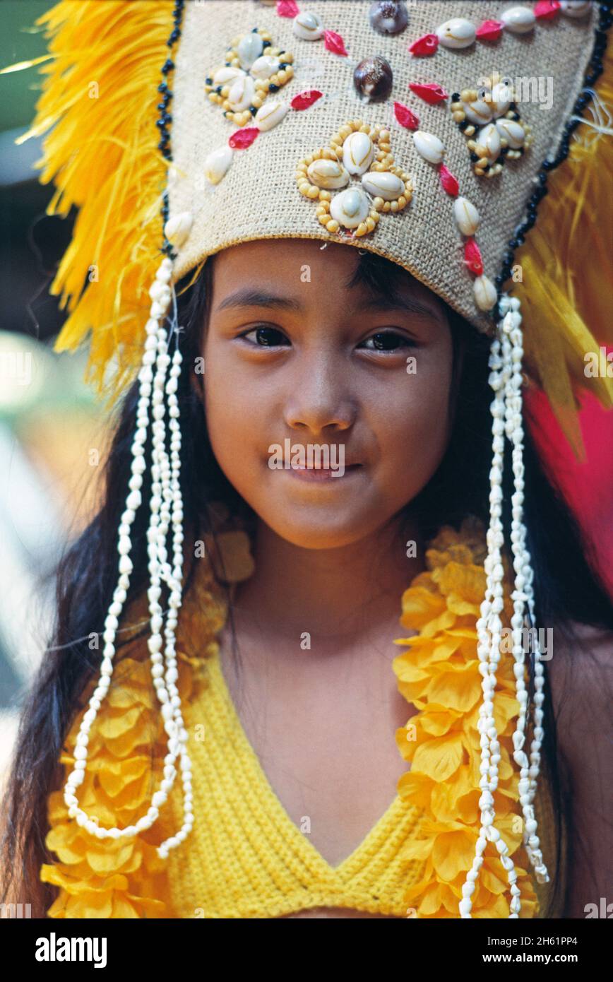EE.UU. Hawái. Retrato de niña joven con traje de danza polinesio. Foto de stock