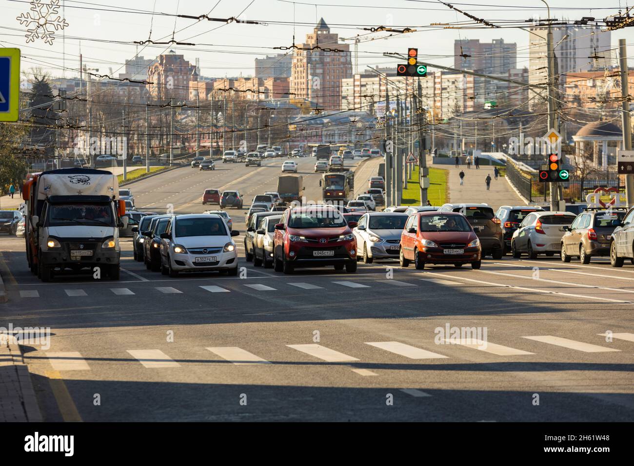 Tráfico de coches en el sol de otoño por la mañana en las calles centrales de Tula, Rusia Foto de stock