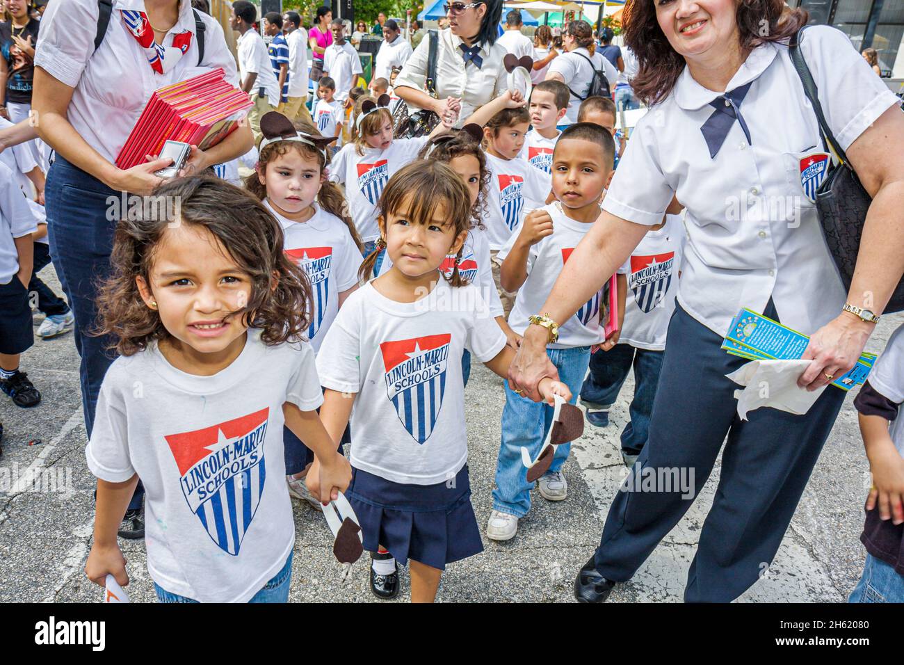 Miami Florida, estudiantes niñas hispanas niños niños niños kindergarten, uniforme escolar privado Lincoln Marti School maestro de viaje de clase Foto de stock