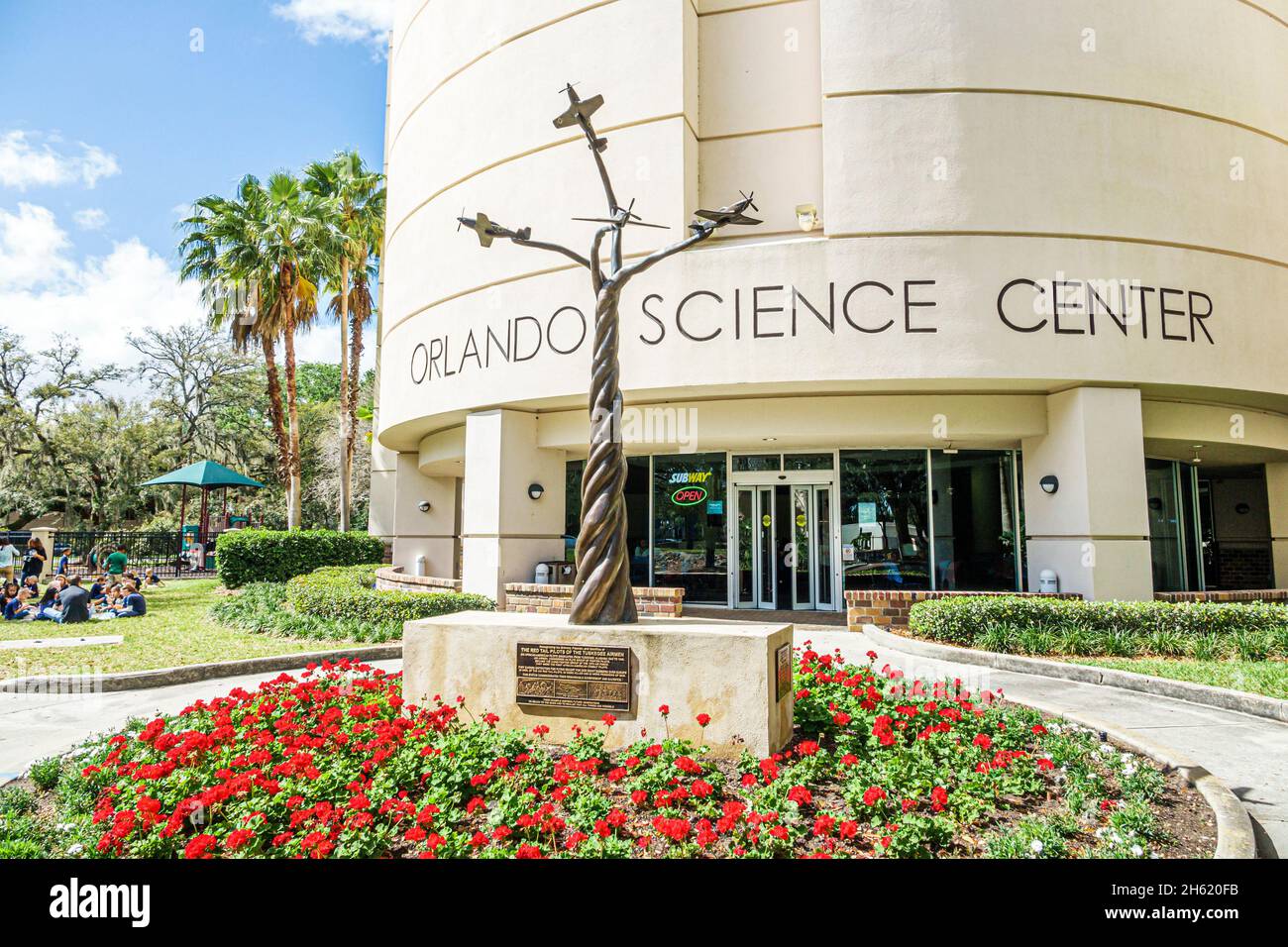 Orlando, Florida, Parque Cultural Loch Haven, Centro de Ciencias, exterior del museo, Tuskegee Airmen monumento Red Tails, entrada principal Foto de stock